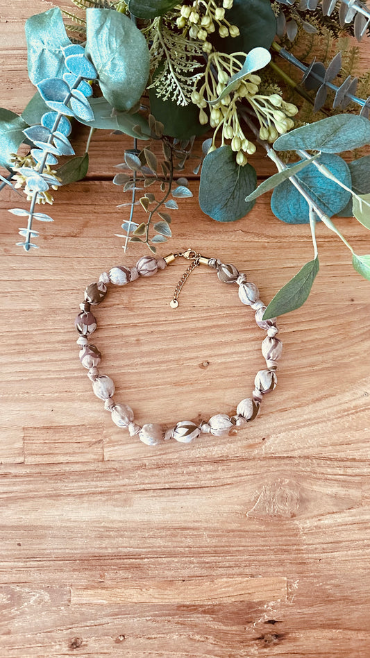 Gargantillas bolas de seda