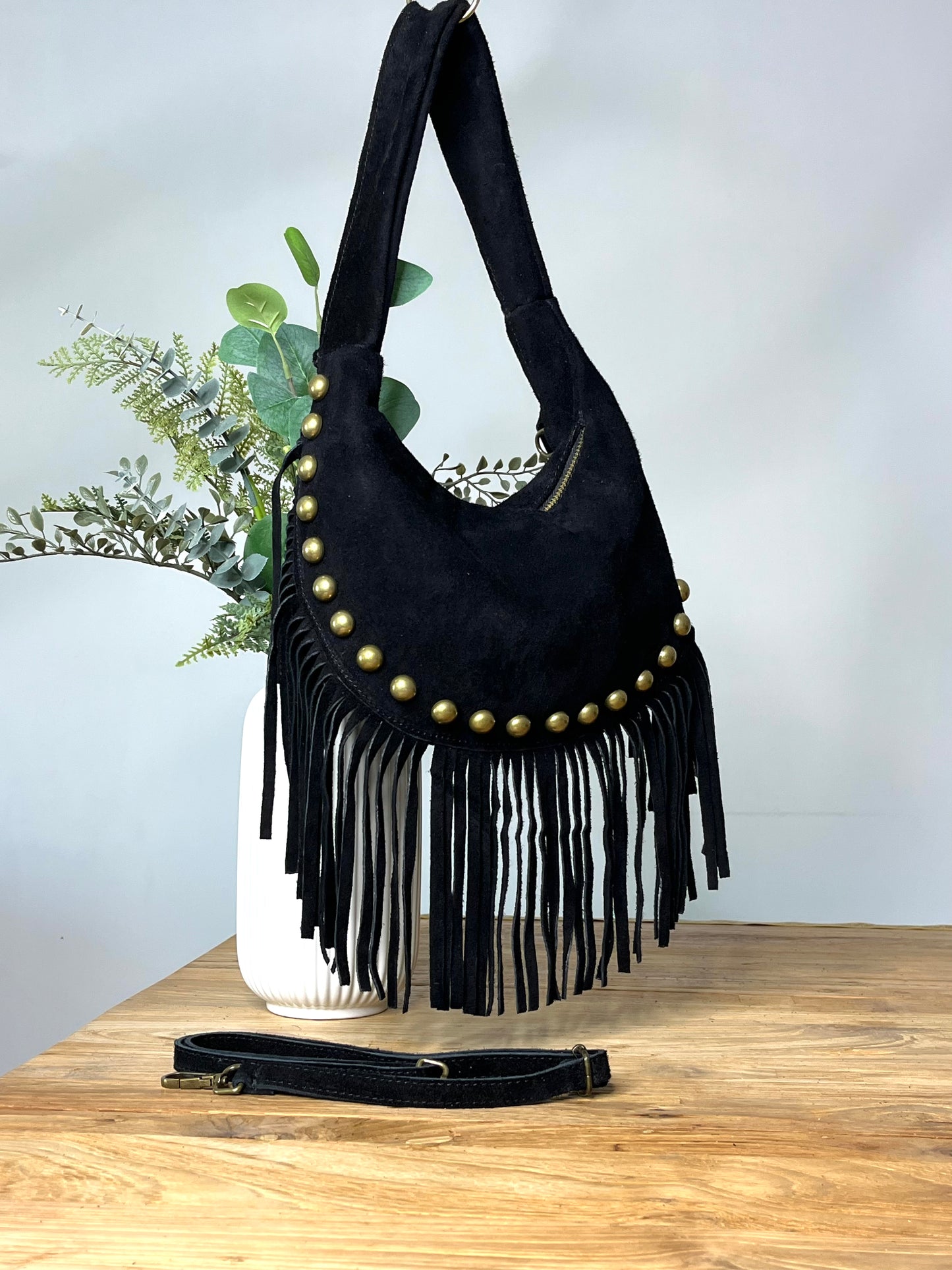 Bolso media luna tachas
