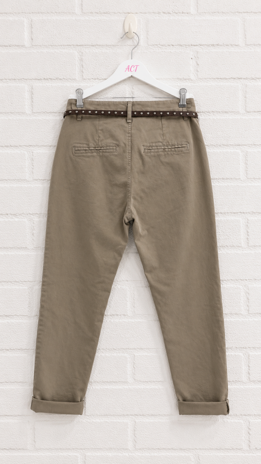 Pantalón chino Sarga con Cinturón Tachuelas +1 color