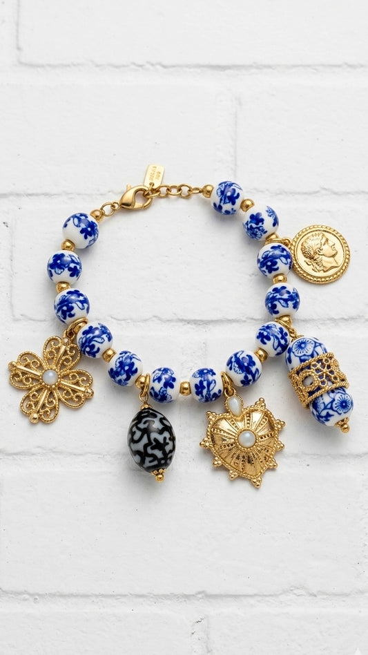 Pulsera porcelana con dijes dorados