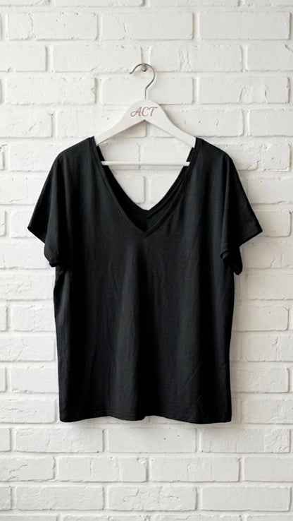 Camiseta basic cuello pico +4 colores