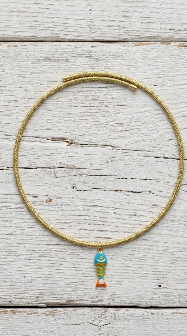 Collar de cordón magnético con colgante de pez
