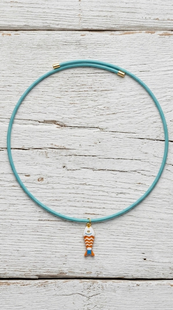 Collar de cordón magnético con colgante de pez