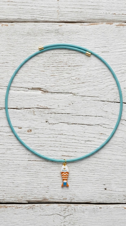 Collar de cordón magnético con colgante de pez