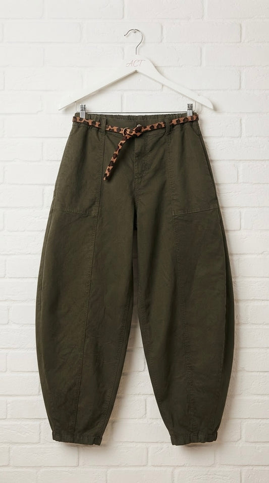 Pantalón Kaki Balloon con Cinturón Animal Print