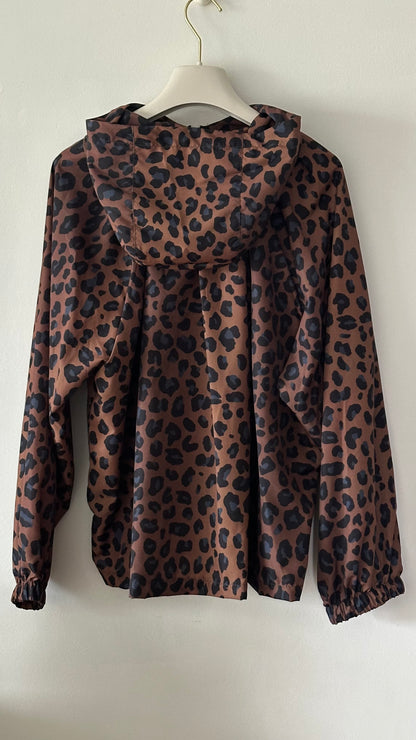 Chubasquero de leopardo