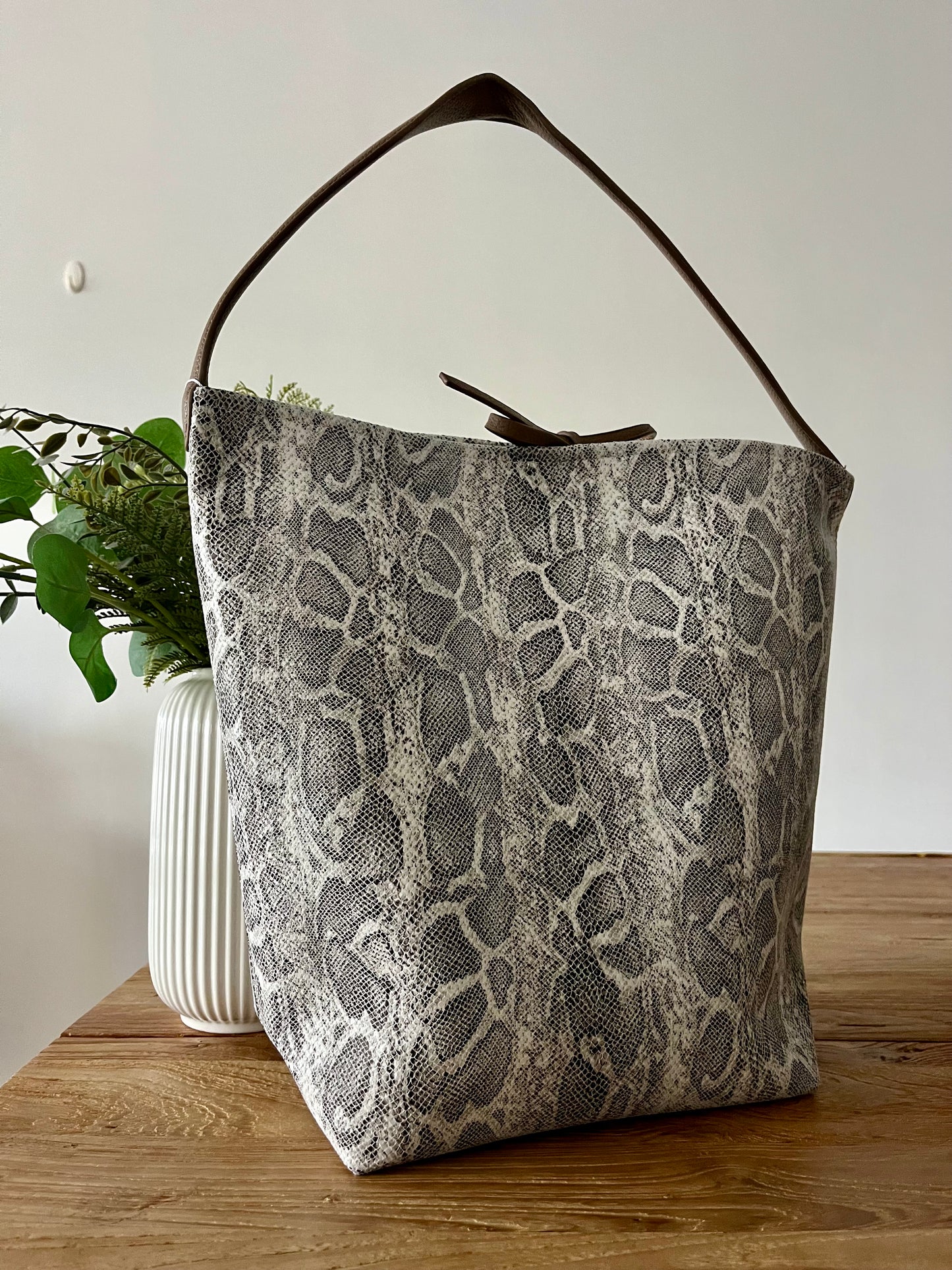Bolso shopper reversible serpiente