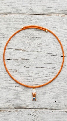 Collar de cordón magnético con colgante de pez